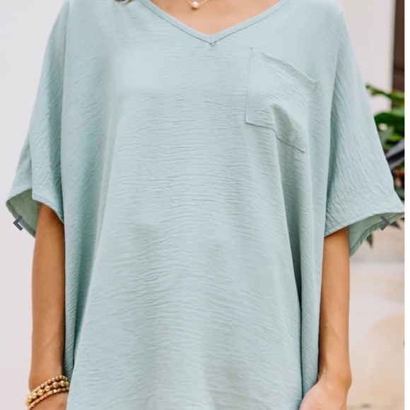 MINT JULEP BOUTIQUE OVERSIZED BLOUSE - ALOE GREEN - SIZE SMALL - Picture 2 of 3
